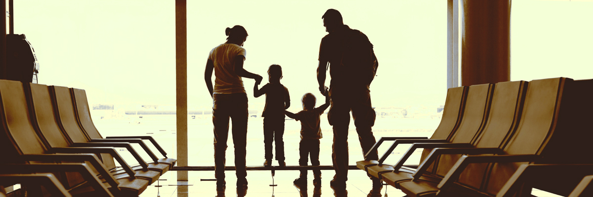 Eine Familie wartet am Flughafen auf ihr neues Au-pair