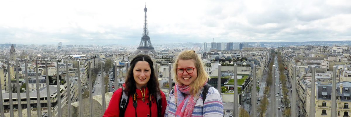 Charlotte (a la derecha) con una amiga en París